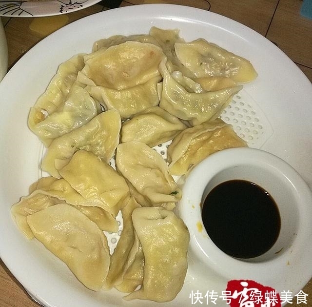 乡下|媳妇过生日,乡下老妈做了一桌子菜,却被嫌弃太寒酸