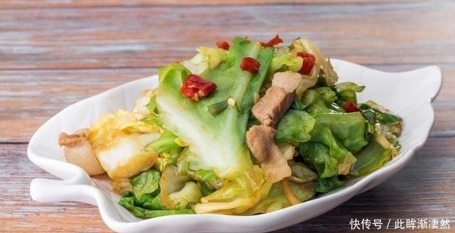 下锅|炒包菜时,最忌直接下锅,大厨教你正确方法,包菜脆嫩又入味