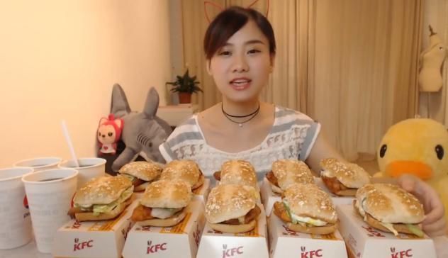 饮料|密子君吃20个“鸡肉汉堡”,喝饮料时却露馅了,网友全是装的