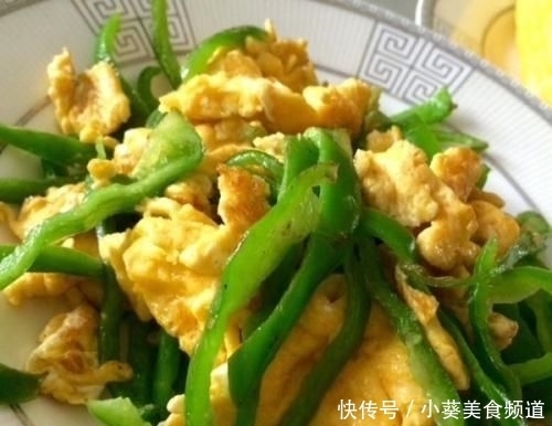  小编知道|青椒炒蛋先放青椒还是先放蛋？很多人不知道，难怪鸡蛋不嫩不入味