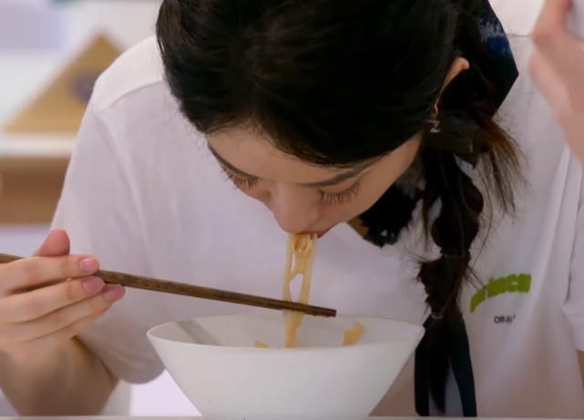 赵丽颖|赵丽颖李浩菲吃面条,看清两人的吃相,女明星和艺人差距一目了然