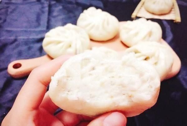 剩皮|关于女友的“我只吃一口”,包子一口下去只剩皮,奶茶珍珠全没