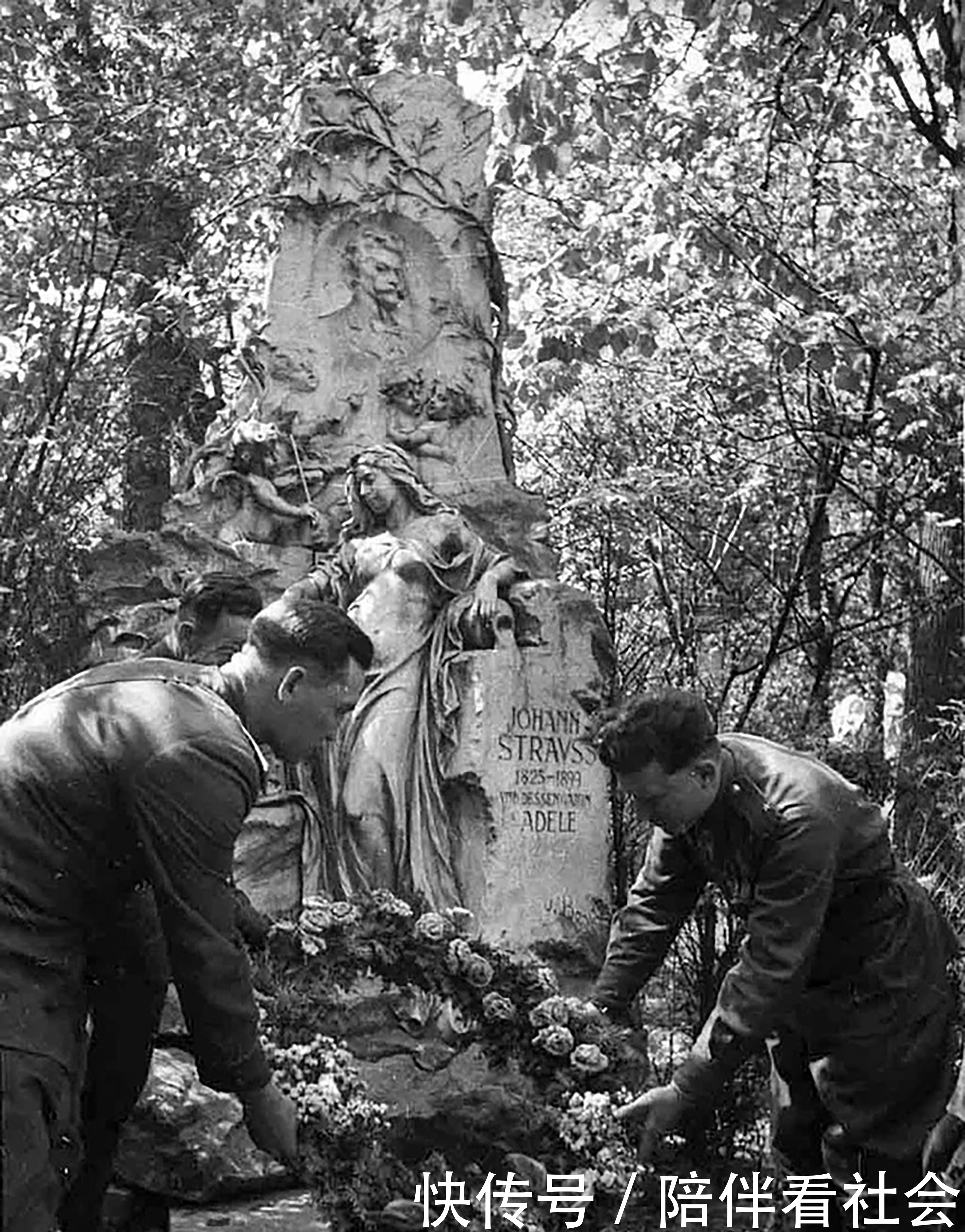 参观|历史罕见照：躺棺材中的墨索里尼，参观女子学院的希特勒，坦克上煎蛋的德军