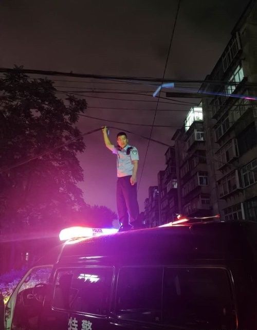  托举|最帅托举！暴雨后光缆垂落，他踩车托举40分钟