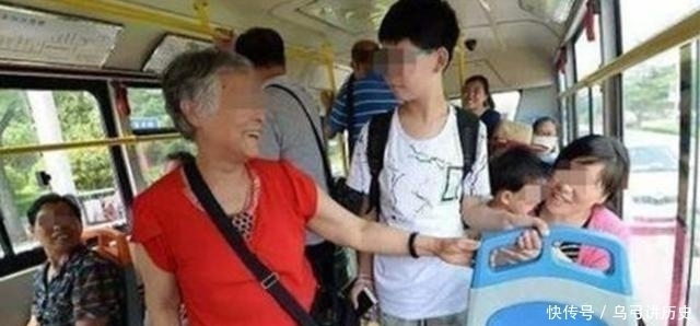 洋洋|小学生给老人让座,书包忘拿起来,老人一把摔在地上,孩子哭了