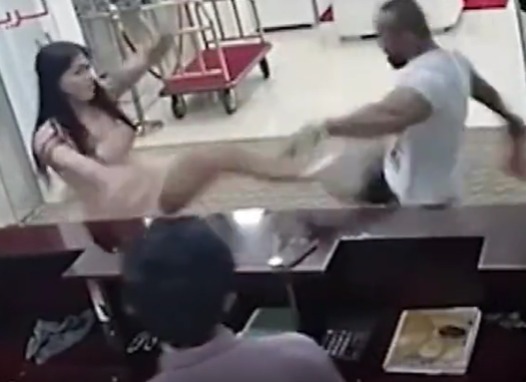 黑人男子|被当众扇耳光,美女连踹3脚直接将男子KO,现场劲爆对方秒怂