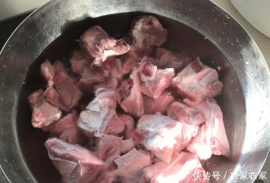 清洗干净|炖羊肉,不要只会加萝卜!加上这两样,肉汤变得鲜嫩无比!