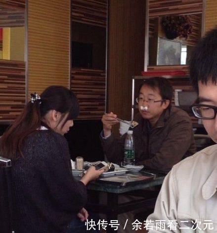 浑然不知|妹子,你自己太粗心了吧,短裤穿反了还浑然不知,尴尬啊