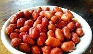 把花生|油炸花生米总是黑暗的?锅里加点,香脆不腻!