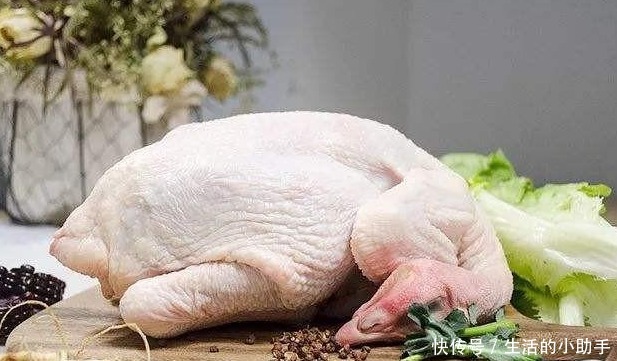 白斩鸡|白切鸡也叫【白斩鸡】,是一款粤菜中的代表菜