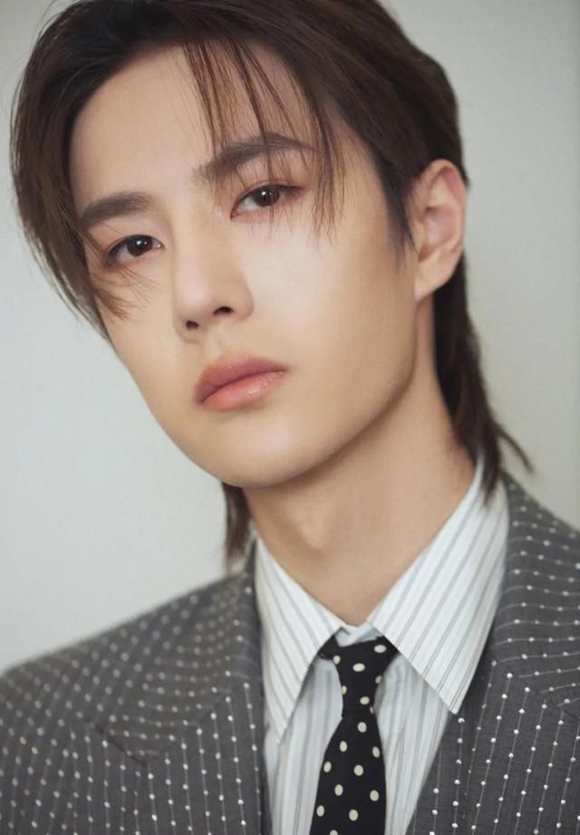  到底|“乐华太子爷”王一博的体面背后，到底有多少心酸和狼狈