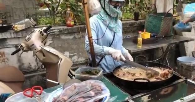 推车|大姐推车卖“罕见”小吃,12元一个,日卖上千个,邻摊傻子才吃