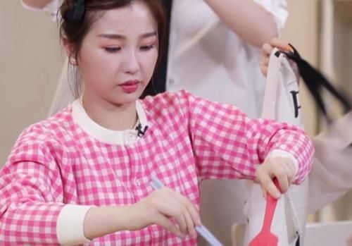 周梓|青你2虞书欣手拿生鱼放入煎锅,谁注意到周梓倩的反应太真实了