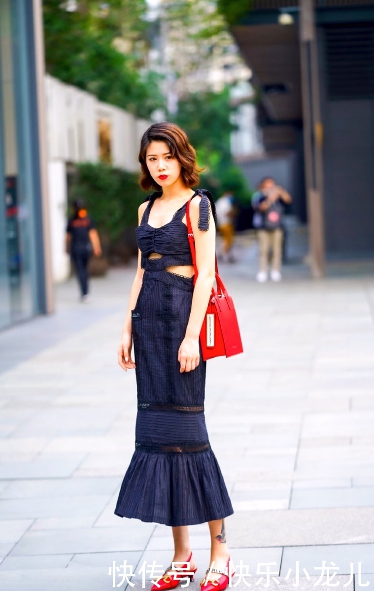 女生|最适合女生穿的还是裙子,简约时尚,让搭配看起来非常个性
