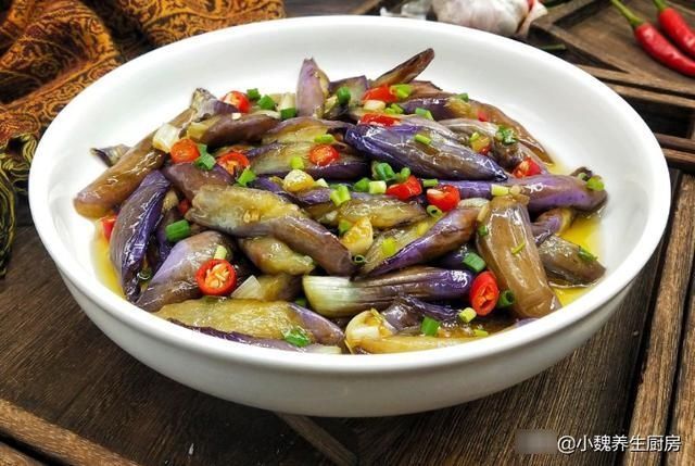  吸油|现在才知道，炒茄子不能先放油厨师教您一招，茄子不吸油不发黑