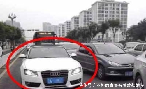 长时间|马路上一辆车停着长时间不走，严重影响交通，看到车里女子傻了眼