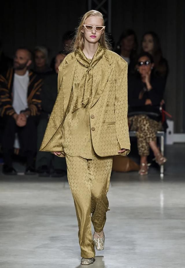  精选|2021春夏女装T台精选 · 至真