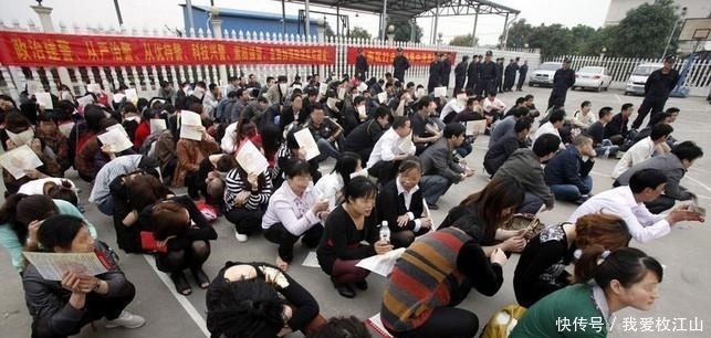 地上|女子买菜捡到10元钱, 捡起来一瞧, 吓得直接扔在地上!