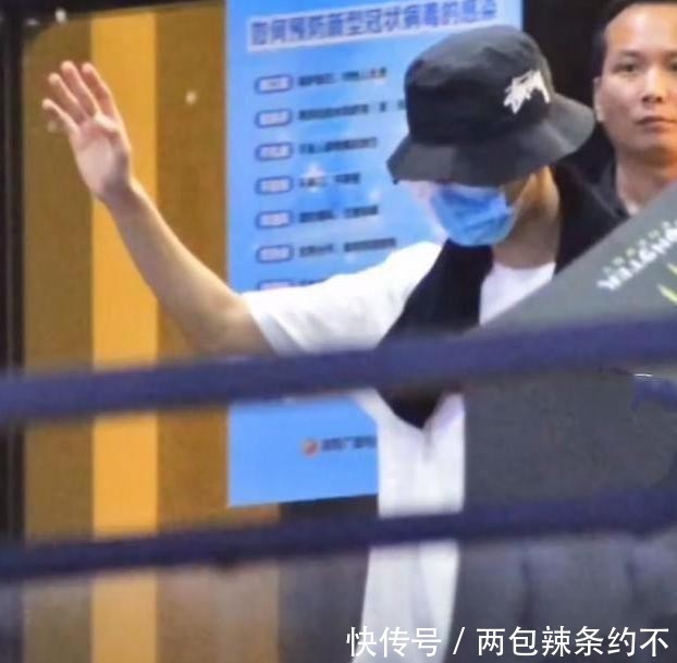  收工|王一博收工秒变“王大爷”，裤腿绑个蝴蝶结，粉丝：酷盖你变了