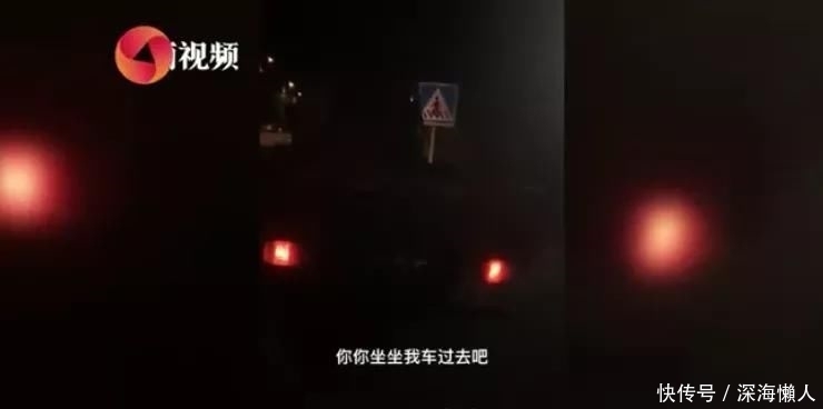  尊重|不会用智能手机出示健康码的老人，正在失去社会的尊重