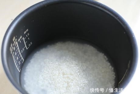 分明|焖米饭时,别直接放水就煮,谨记3点技巧,米饭粒粒分明,还香软