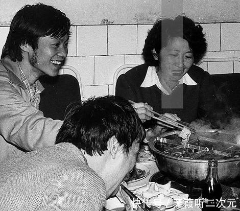 吃火锅|罕见老照片:人们在吃火锅,第二张令人惊讶!