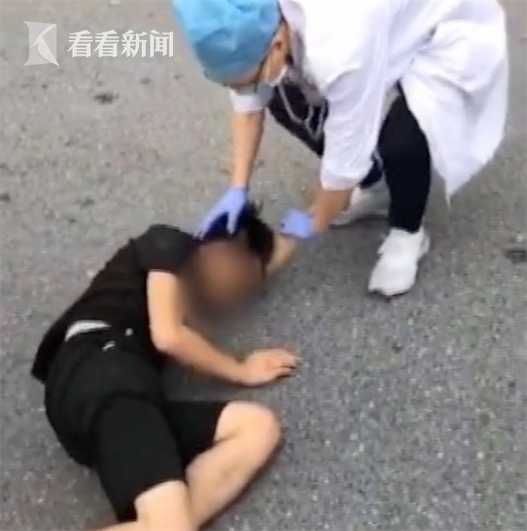  行驶|车行驶途中突然后溜交警打开车门司机直接滚出