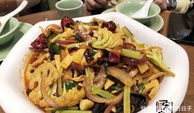 道菜|和同事吃饭，7人花了340元，结账时，服务员那位男士已经交完了