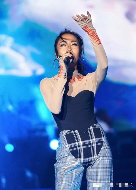  黄霄云|《歌手》新一轮奇袭者来历，拥有首发的实力，还曾3次在春晚独唱