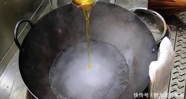 做法|蚝油生菜,别再直接下锅炒,换一种做法,生菜脆嫩爽口,鲜香好吃