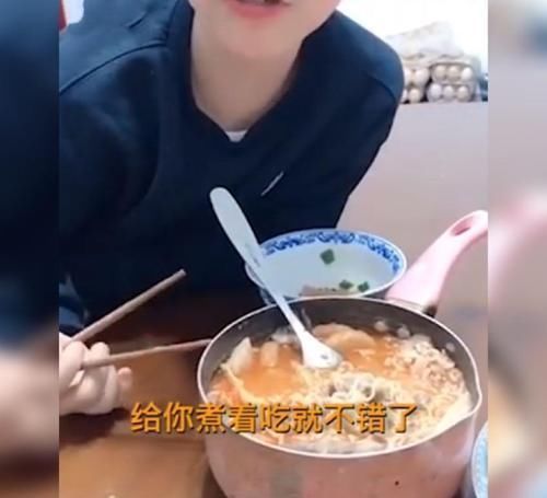 父母们|爸爸吐槽饭菜太少、不好吃,接下来儿子一句话亮了,网友:高情商