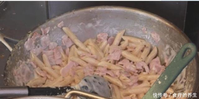 面包|大妈卖网红小吃,一份10元还带“面包”,一天卖出几百份!