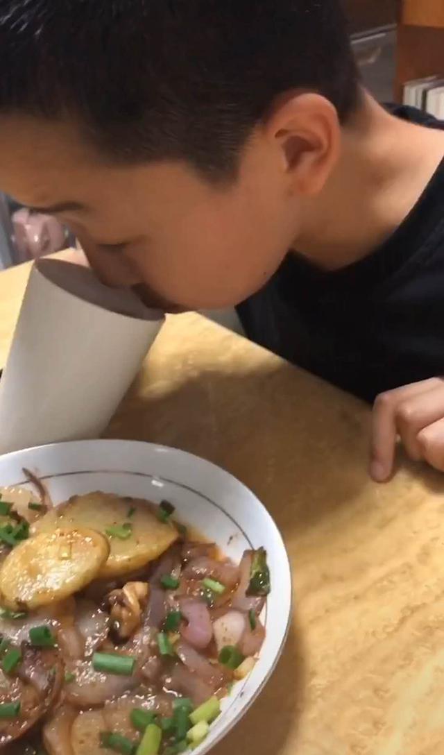 女儿|儿子半夜悄悄做宵夜,妈妈掐着饭点“蹭饭”,网友:和我女儿很配