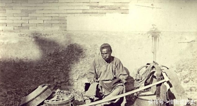 争议|老照片:晚清市井百态,其中一项绝活延续至今,备受争议