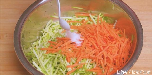 馒头|西葫芦别炒着吃了,试试这种新吃法,比包子馒头简单还好吃,解馋