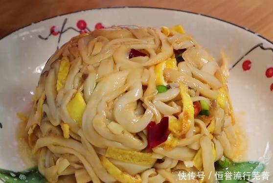 红烧肉|杏鲍菇里加2个鸡蛋,不炒不炖不刀切,好吃下饭,比红烧肉受欢迎