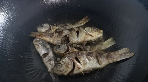 下锅|别管煎啥鱼,直接下锅就“废了”,牢记3个妙招,鱼肉不腥不破皮