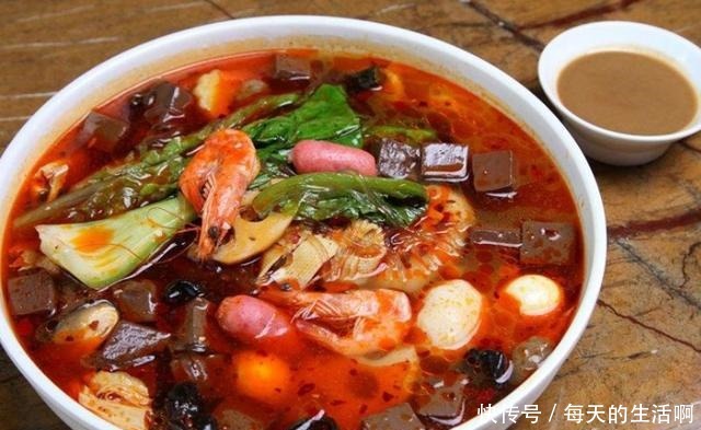 晚上的时|宵夜摊中香辣诱人的4种美食,炸鸡落榜,它却成购买量最高小吃