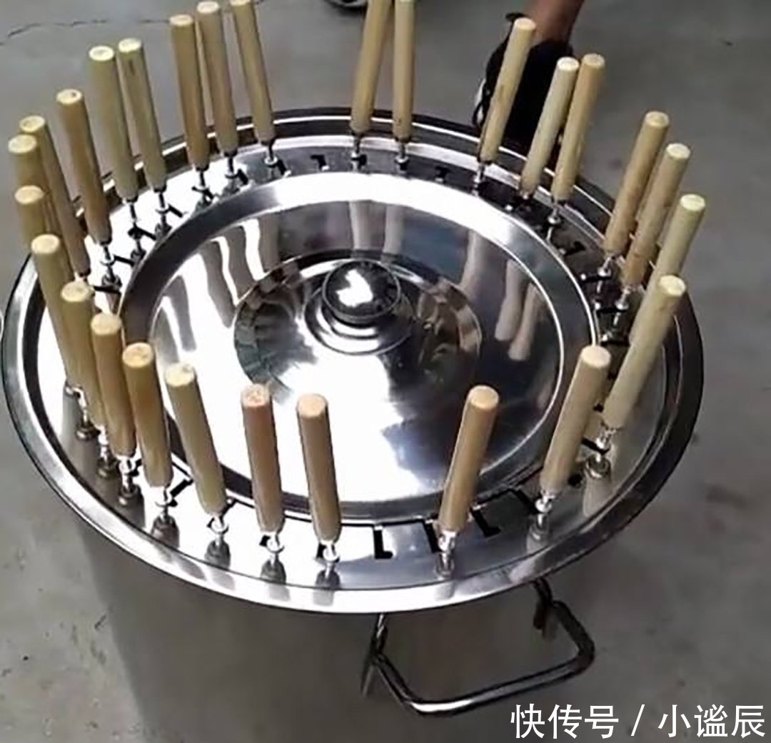 老大爷|老大爷街边卖“新式小吃”1根5元1根15元,1锅40根,1天卖掉30锅