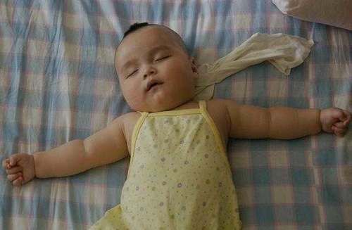 宝宝|新生儿“投降式睡姿”会累吗了解真相后,妈妈再也不给宝宝纠正了