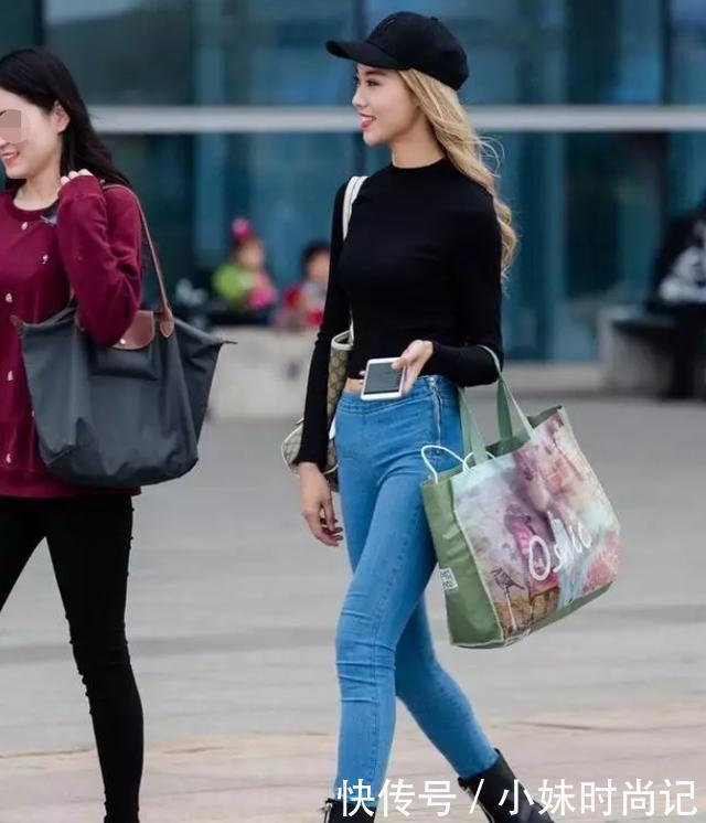 牛仔裤|摄影:黑色修身长袖T恤,搭配天蓝色长牛仔裤,尽显出魅力十足的气质美