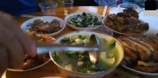 聚餐|聚餐时轮到农村同事,一半人都没来,看了朋友圈后,又都跑来了