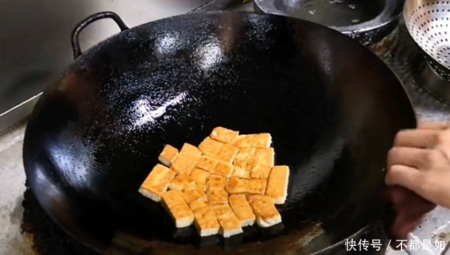 好看|大厨教你煎豆腐,多加“1步”,不粘锅不糊底,色泽好看味道香