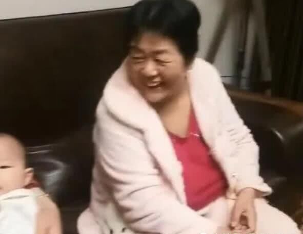 黄先生|67岁高龄产女,曾放话退休金一万养得起,半年了这家人现状如何