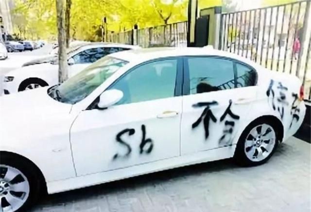  做法|路虎车霸占自己车位1周，小伙愤怒，一招让路虎车丢尽脸