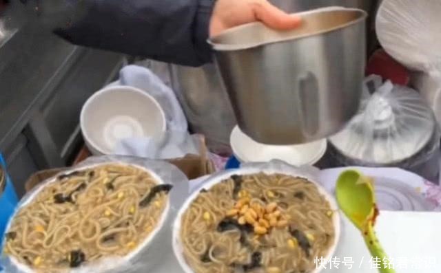 路边|大妈路边卖大碗面4元一份,路人嫌脏,识货的人大早就排队