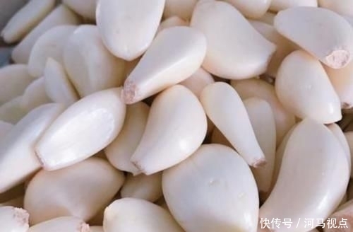 蒜就|腌腊八蒜时,别只知道加醋,加一点“它”,腊八蒜又绿又脆!