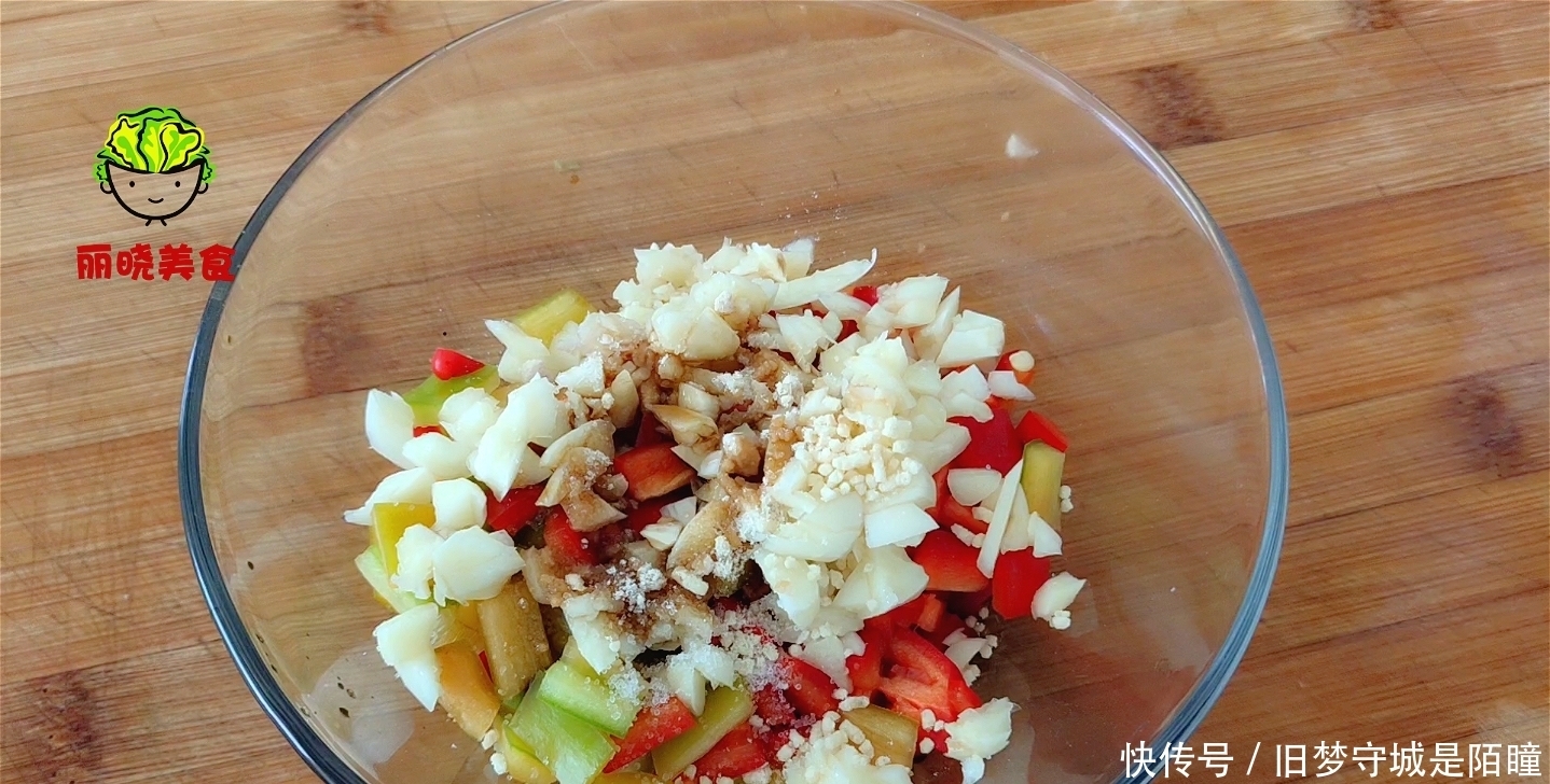 吸油|今天才知道,炒茄子不能先放油,一个小技巧,好吃不吸油,吃不腻