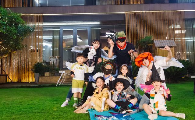  可爱|这个郑爽也太卡哇伊了，披着白羽毛化身天使，与孩子们同框超甜