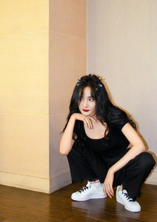 简单|杨幂就是个“小腰精”,T恤配休闲裤照样穿出时尚,又美又飒